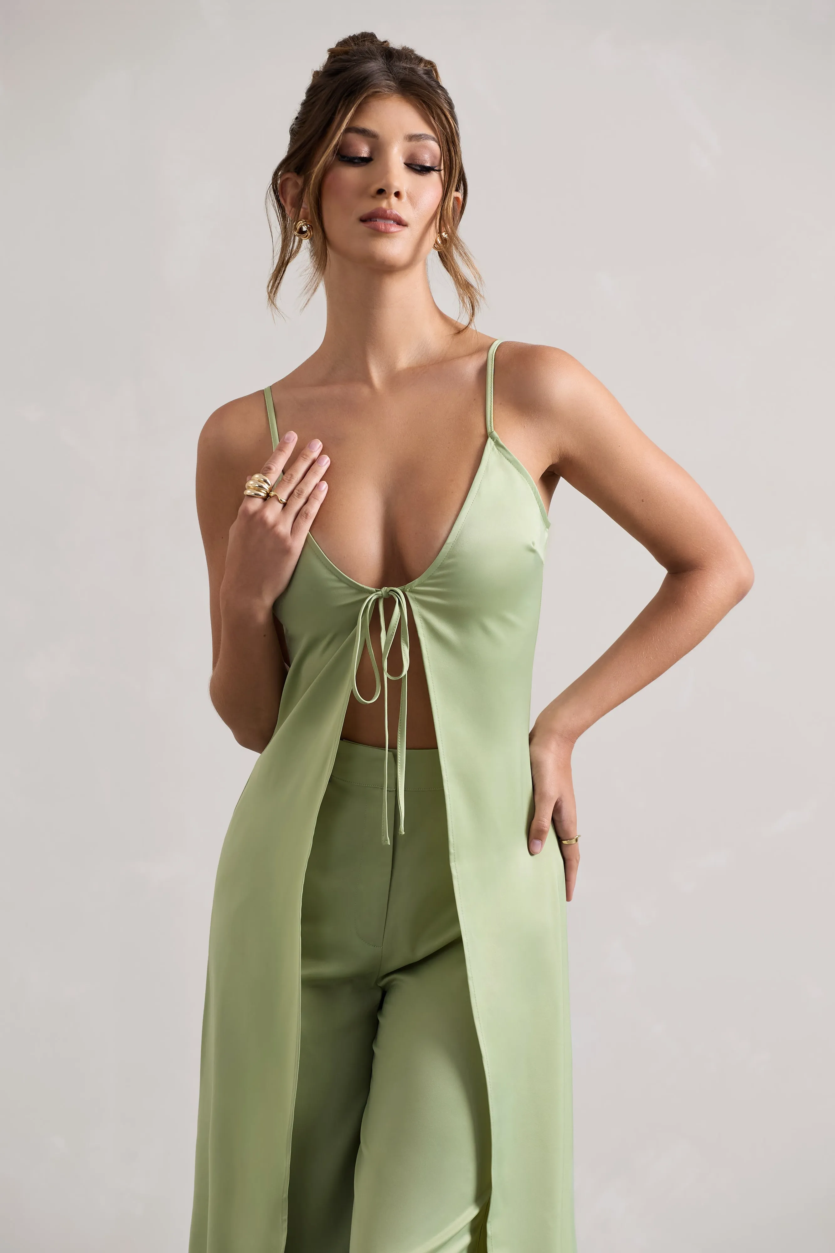 Calvi | Cami long en satin vert ple avec fente frontale