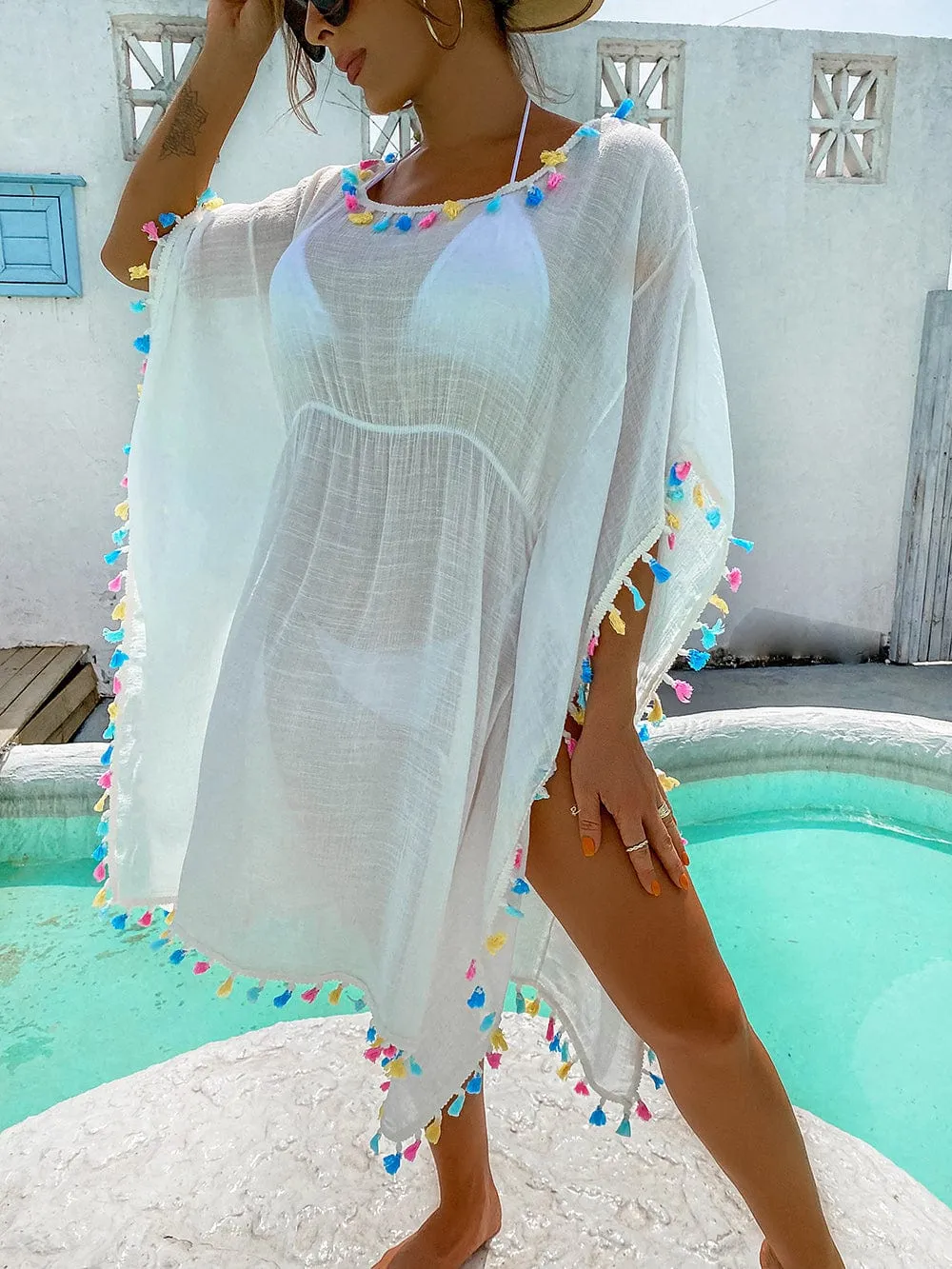 Vestido blanco de playa con flecos de multicolor